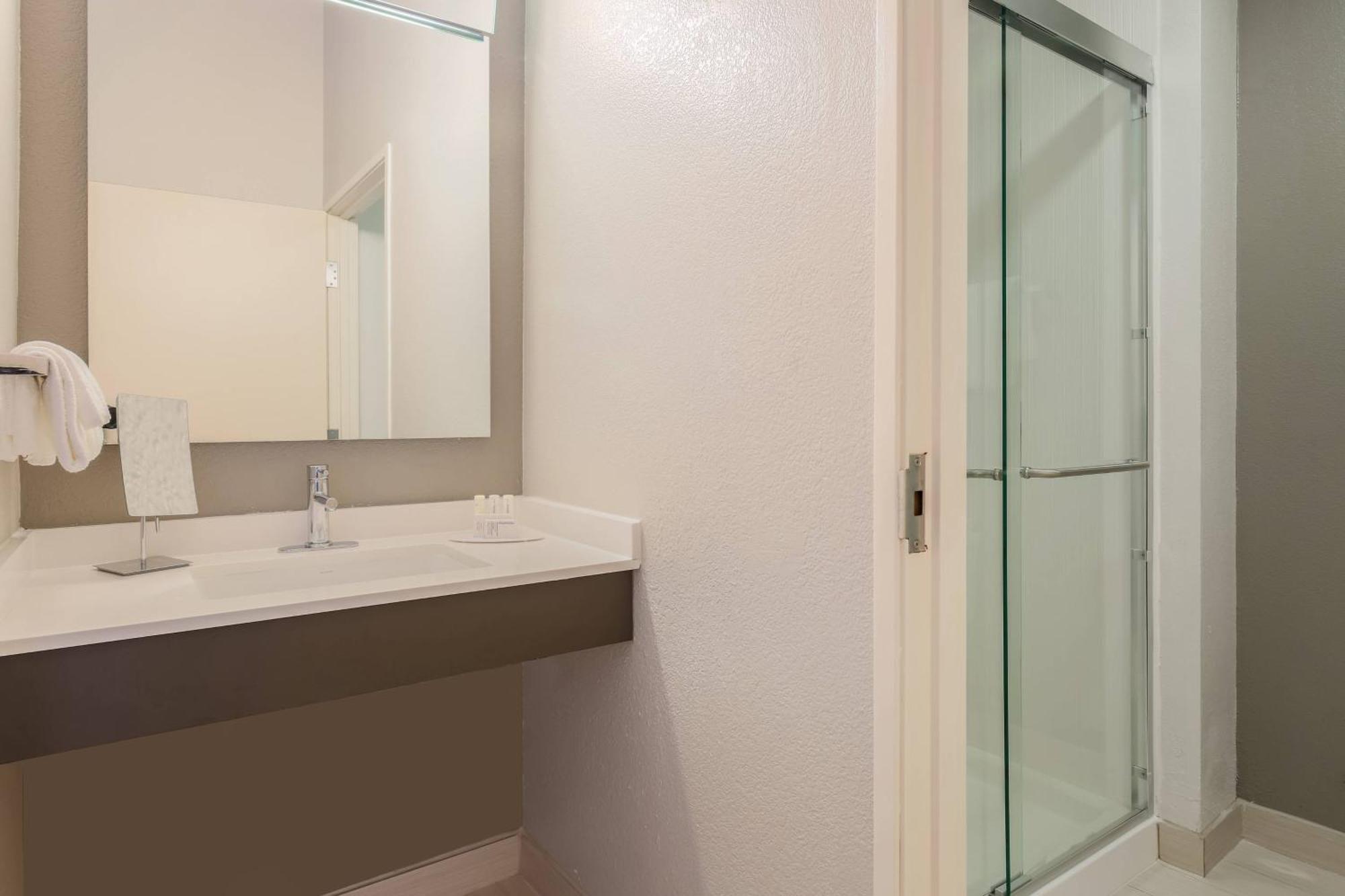 Courtyard By Marriott Monroe Airport Hotel Екстериор снимка