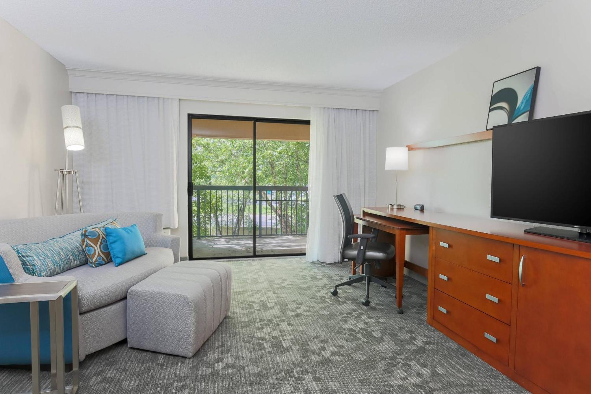 Courtyard By Marriott Monroe Airport Hotel Екстериор снимка