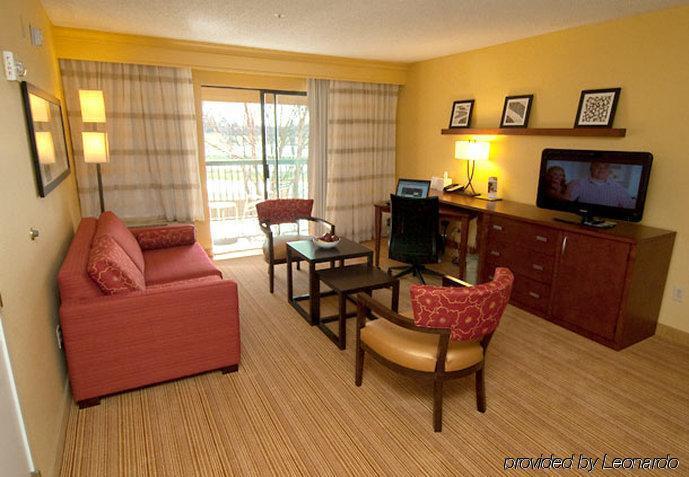 Courtyard By Marriott Monroe Airport Hotel Стая снимка