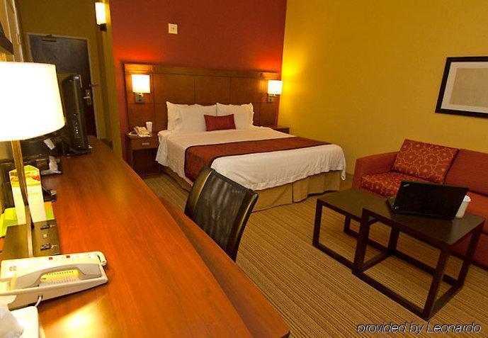 Courtyard By Marriott Monroe Airport Hotel Стая снимка