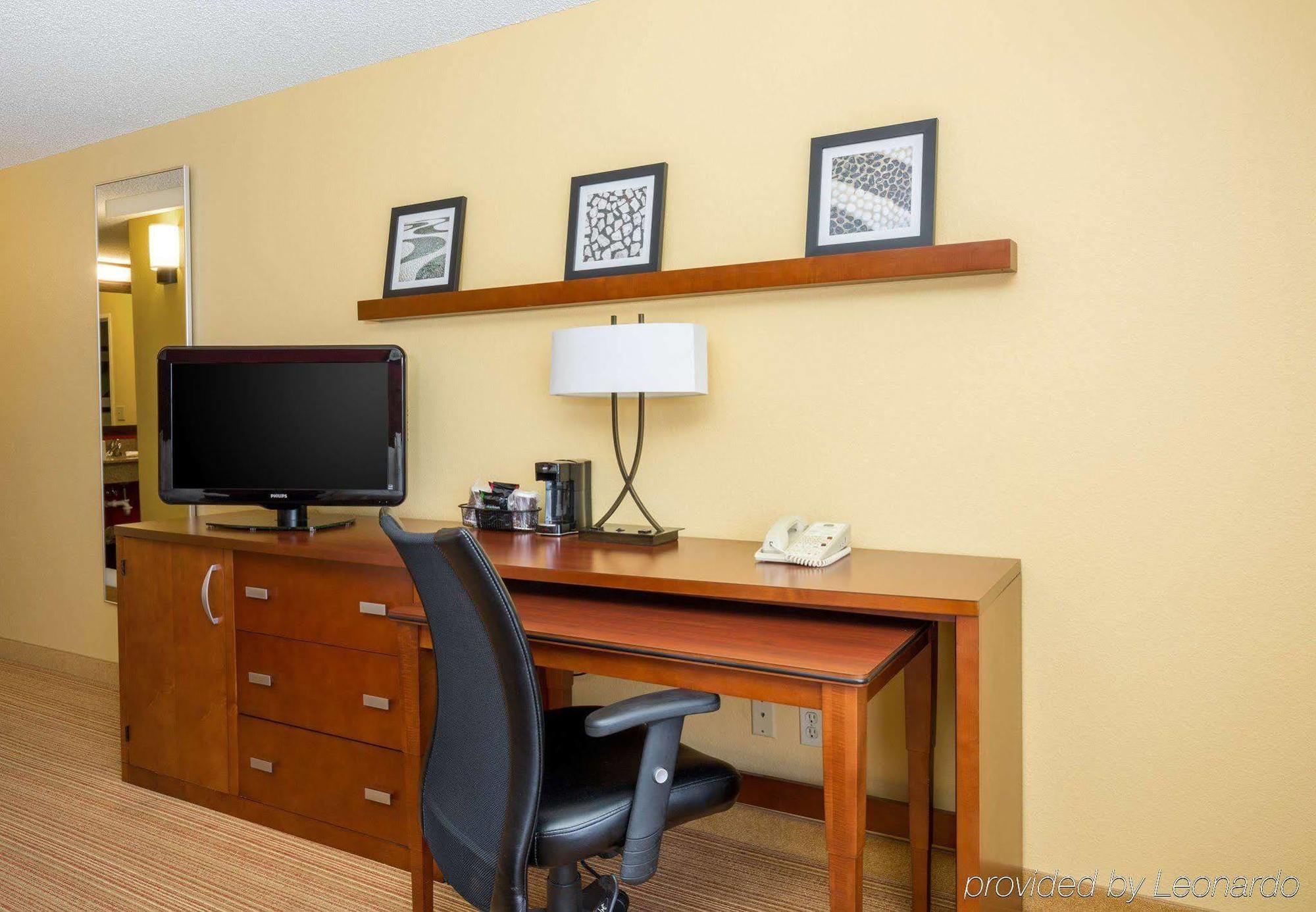 Courtyard By Marriott Monroe Airport Hotel Екстериор снимка